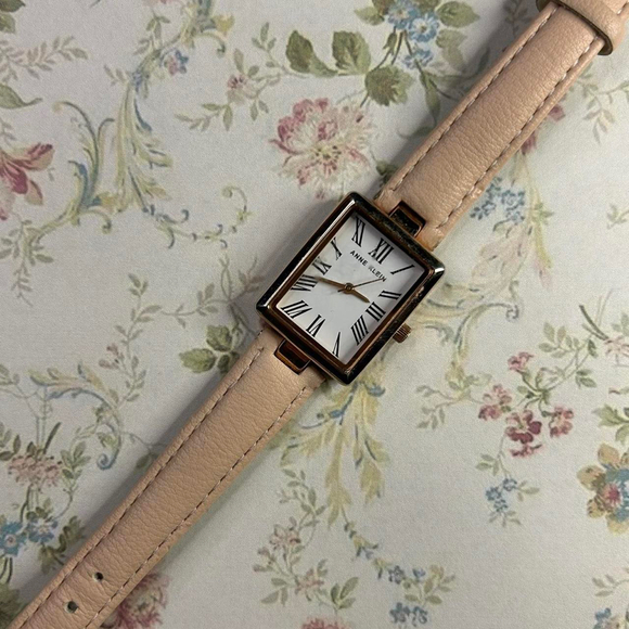 🐞Adorable Baby Pink Leather Band Watch🐞 - Picture 3 of 7